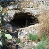 Ingresso a uno dei vani dell'ipogeo La Caravella